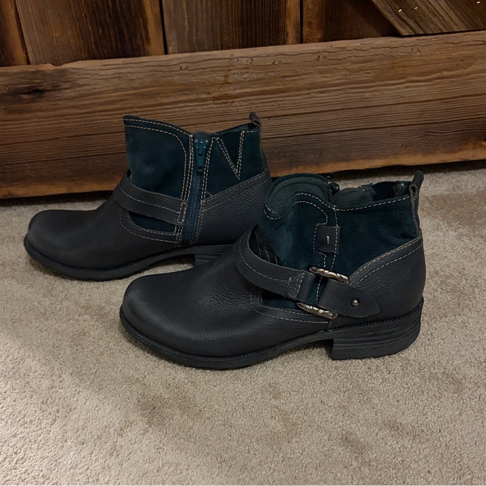 Earth Origins Green Leather Ankle Boots with Strap Detail
